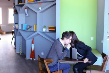 Adam ve kız öğrenciler okuldan sonra kütüphanesinde rahatlayın ve t oturmak