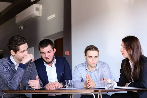 Ofise toplantı için erkek ve kadın dört meslektaşları toplamak