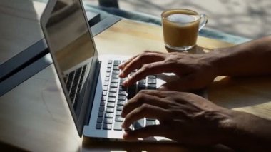 Internet üzerinde yararlı bilgi arayan adam eller