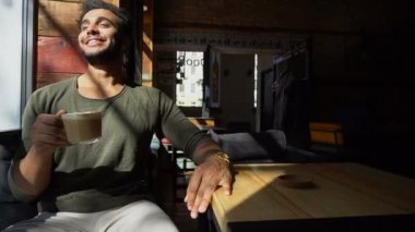 Yakışıklı olan kafede dinlenme.