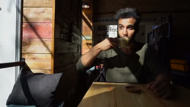 Namorado esperando girt para fazer proposta no café . — Vídeo de Stock