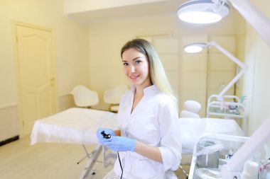 Profesyonel kadın microblading master araçları iş için hazırlar.