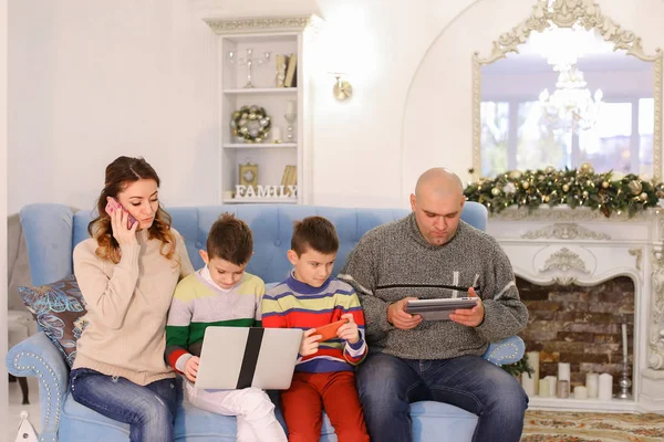 Modern és mobil családja, két fia és a férj és a feleség elfoglaltak — Stock Fotó
