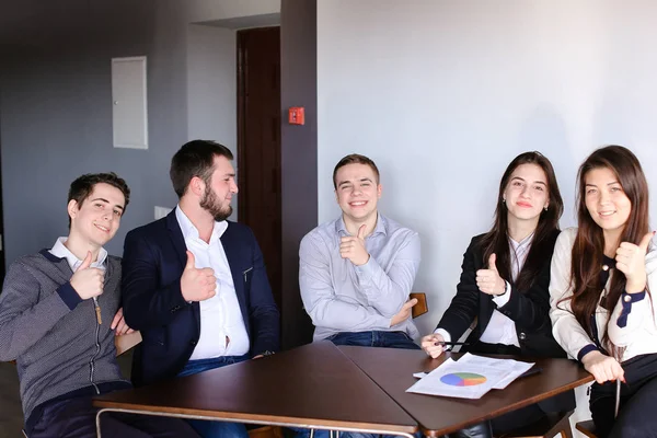 Yöneticileri iki erkek ve kadın possing içinde fotoğraf makinesi ve güleryüzlü bro