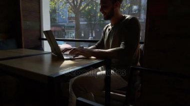 Sigorta acentesi mail laptop denetler.