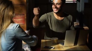 Eski dostum nihayet kafede bir araya geldi.
