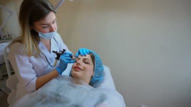 Yakın çekim fotoğraf, profesyonel doktor hasta üzerinde yeni cihazlar sınar..