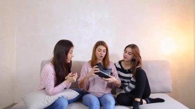 Çağdaş kadın eğitim ve paralel gerçeklik parlak yatak odasında kanepede oturan yeni gözlük göster.