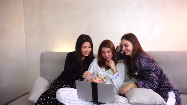 Freundliche Frau verbringt Zeit mit Filmen am Laptop — Stockvideo