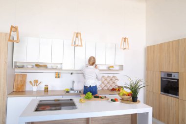 Evet ve şık k yemek hazırlama çekici kız