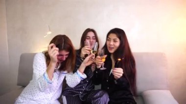 Dost arkadaş serin harcamak zaman ve dedikodu asma ve bengal ışıkları ile akşam.