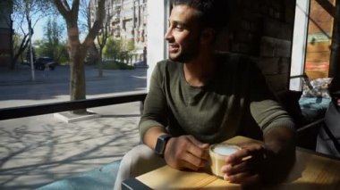 Yeni kafe ve bekleyen arkadaş adam geldi.