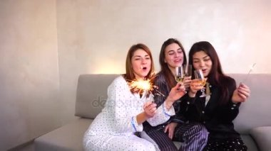 Dostu arkadaşlar serin ve dedikodu harcamak, tatil kutlamak ve parlak yatak yumuşak kanepede akşam oturmak.