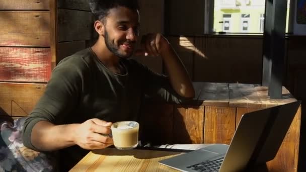 Man op zoek naar grappige video's op internet op laptop — Stockvideo