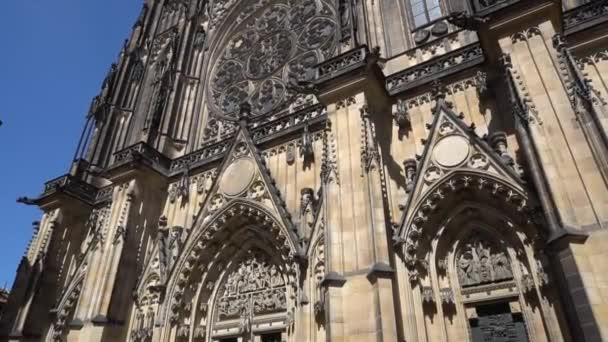 Close-up tiro do Castelo de Praga é um complexo de castelos em Praga, República Checa — Vídeo de Stock