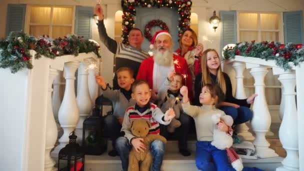 Feliz familia con los niños adoptados satisfaciendo con la víspera de Año Nuevo e invitó a Santa Claus . — Vídeo de stock