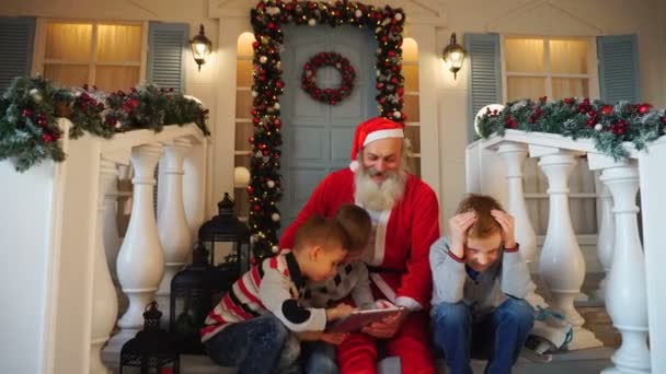 Father Christmas joking with naughty boy. — Stock Video