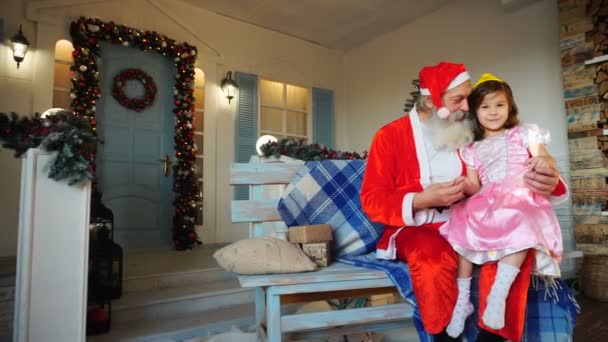 Freudiger Weihnachtsmann spricht mit kleiner Prinzessin. — Stockvideo