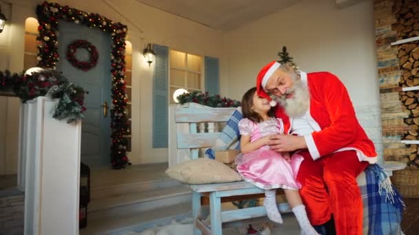 Schönes Kind fragt Vater Weihnachten. — Stockvideo