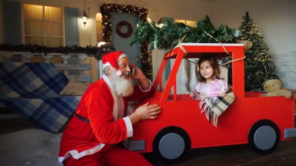 Αστεία Santa Claus, καλώντας τους γονείς κορίτσι από το τηλέφωνο. — Αρχείο Βίντεο