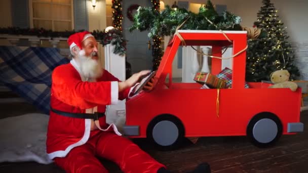 Веселый Санта-Клаус наслаждается современным гаджетом . — стоковое видео