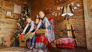 Üç küçük kardeş Noel hediyeleri sevinirler