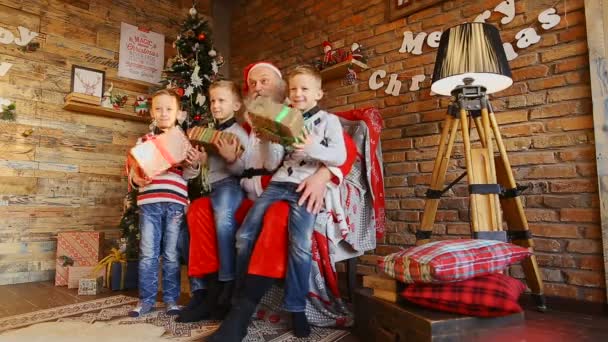 Tre bröder glädjas i gåvor från jultomten — Stockvideo