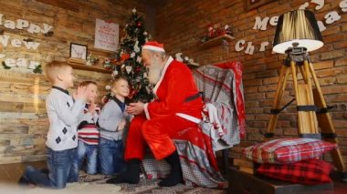 Üç küçük çocuk Noel Baba elfler hakkında bir hikaye anlatmak için sor