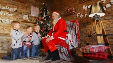 Üç Amerikalı küçük kardeşler Santa itaatkâr söz ve Noel hediyeleri için sor.