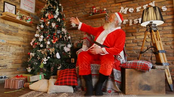 Radostné Santa Claus zachycuje vánoční strom