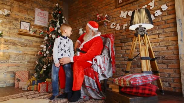 Santa Claus przedstawia dar szczęśliwy chłopiec — Wideo stockowe