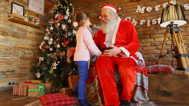 Pequena menina europeia sussurra sobre Santas desejo de Natal . — Vídeo de Stock