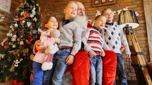Três irmãos e irmã visitando Santa . — Vídeo de Stock
