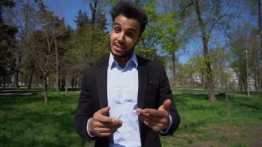 Kılavuzu alınan para tur peşinde.