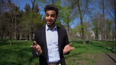 Eski giysiler içinde Internet satılan Yong adam.