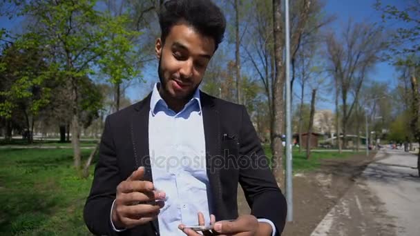 Guy vente téléphone et réunion avec l'acheteur donnant signe électronique — Video