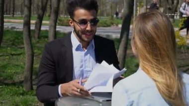 Koç eğitim programı hakkında görüşmeler.