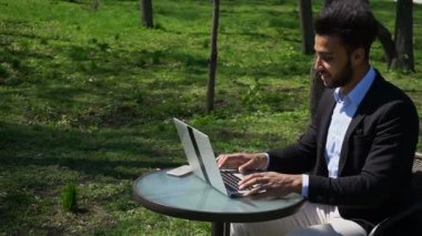 Genç eleştirmeni yayınlanmadan önce yeni kitap okur.