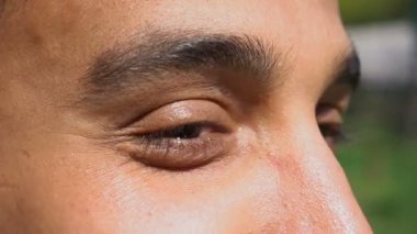 güzellik uzmanı s yordamı aldıktan sonra genç adam.