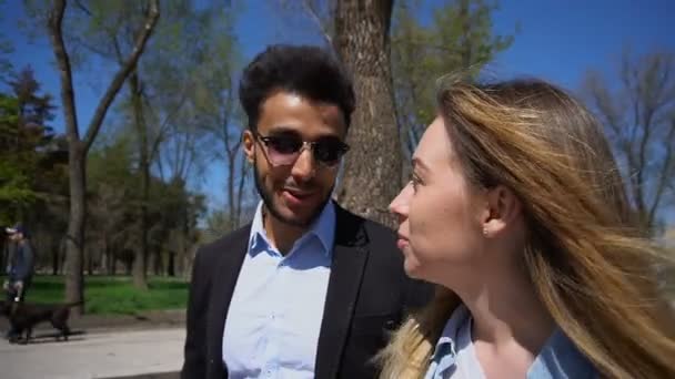 Mariage couple aller à la maternelle pensée parc et rire . — Video