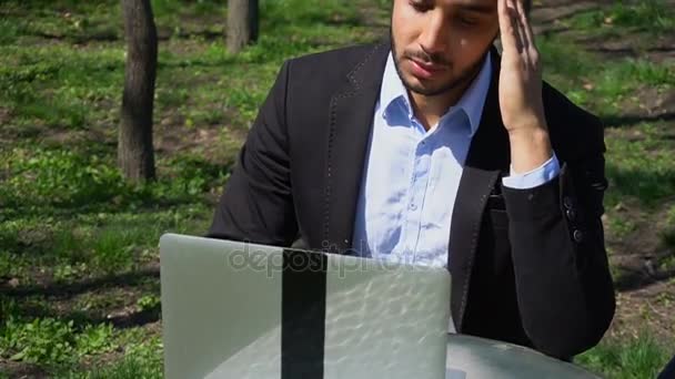 Απογοητευμένος ο άνθρωπος περιμένει μηνύματα ηλεκτρονικού ταχυδρομείου από Τράπεζα σε φορητό υπολογιστή — Αρχείο Βίντεο