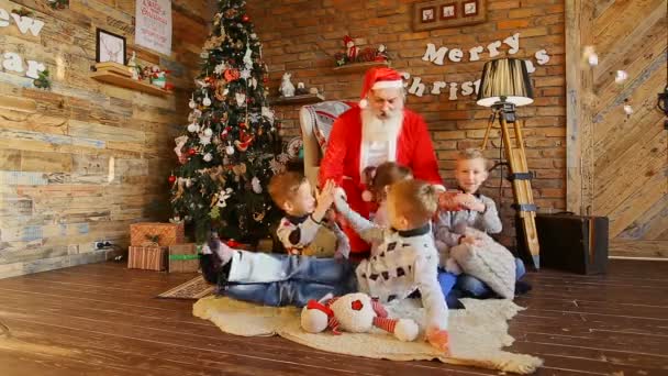 Crianças da escola brincando com o Papai Noel — Vídeo de Stock