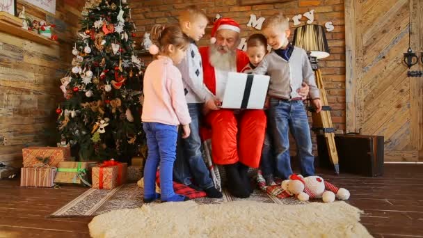 Santa pisze że życzenia dla dzieci na laptopie. — Wideo stockowe