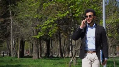 Yazar ile telefonda konuşurken eleştirmeni.