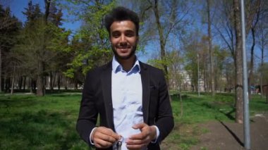 Emlakçı satılan daire ve anahtarları verilmesi.