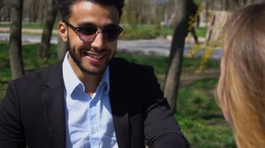 Satıcı araba sattım ve imzalamak için gereken belgeler getirdim.