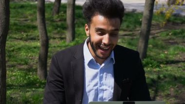 İşsiz adam sonunda iş Internet buldum..