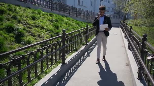 Titkos ügynök fedő alatt sétál office — Stock videók