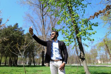 Ağır çekimde el Müslüman çocuk test yeni telefon ve gösteren barış işareti