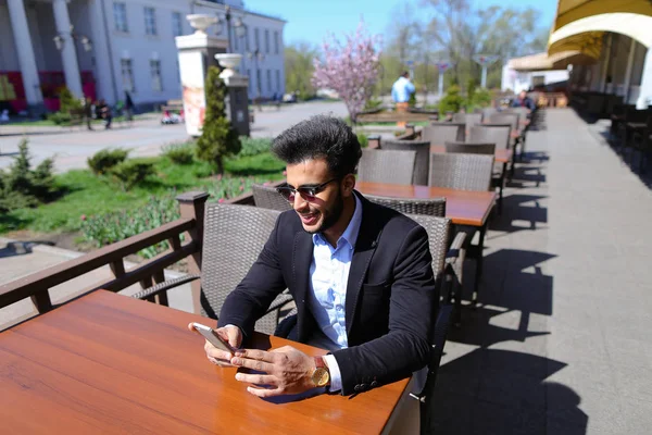 Arabe gars parler avec ami téléphone — Photo